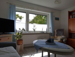 TV - Apartment 'An Der Nordsee' with Private Terrace, Shared Garden and Wi-Fi (Schortens)