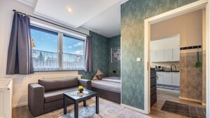Un salon moderne avec un canapé, une table basse et une vue sur un balcon.