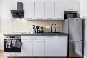 Refrigerador, microondas, horno, placa de cocina