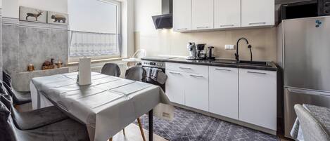 Réfrigérateur, micro-ondes, four, plaque de cuisson