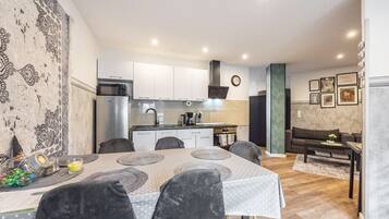 Kühlschrank, Mikrowelle, Ofen, Herdplatte