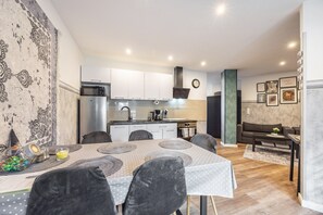 Fridge, microwave, oven, stovetop - Holiday Apartment 'Heide Ferienwohnung Nord' with Wi-Fi (Schneverdingen)