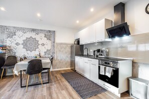 Fridge, microwave, oven, stovetop
