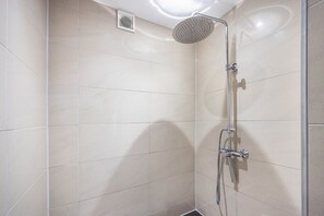 Chuveiro, secador de cabelo, roupões de banho, chinelos