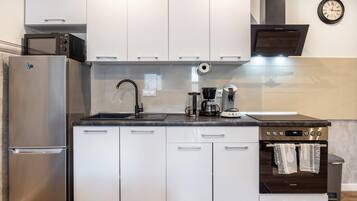 Kühlschrank, Mikrowelle, Ofen, Herdplatte