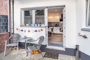 Outdoor dining - Holiday Apartment 'Heide Ferienwohnung Nord' with Wi-Fi (Schneverdingen)