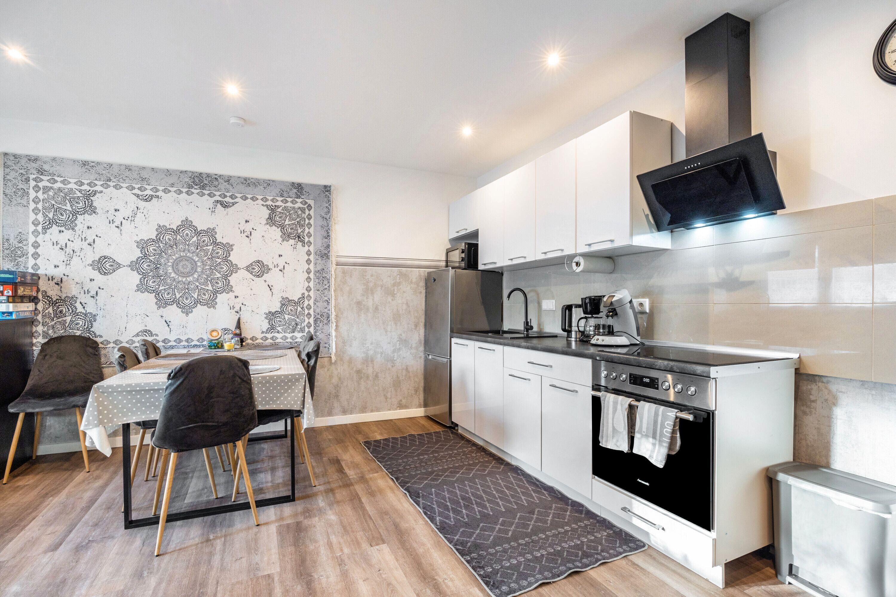 Kylskåp, mikrovågsugn, ugn och spishäll