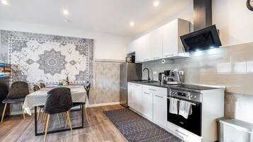 Frigorifero, microonde, forno, piano cottura