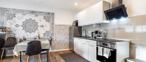 ثلاجة، ميكروويف، فرن، موقد طهي مسطح