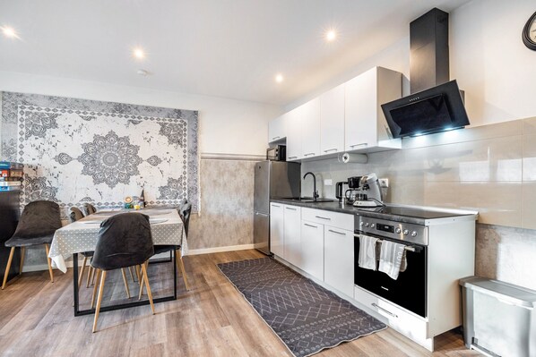 Kylskåp, mikrovågsugn, ugn och spishäll