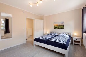 2 bedrooms, iron/ironing board, free WiFi, bed sheets