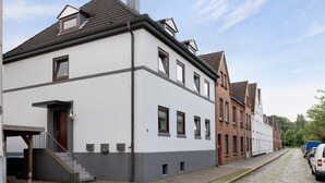 Ein Gebäude mit einer Treppe, einem Fenster und einem Briefkasten.