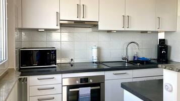 Kylskåp, mikrovågsugn, ugn och spishäll