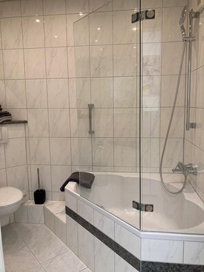 Dusche, Haartrockner, Handtücher