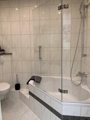 Douche, sèche-cheveux, serviettes fournies