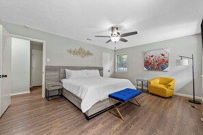 5 slaapkamers, een strijkplank/strijkijzer, wifi (toeslag), beddengoed