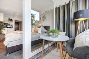 1 Schlafzimmer, Schreibtisch, Bettwäsche