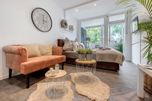 Un salon avec un canapé, une table basse et des objets de décoration.
