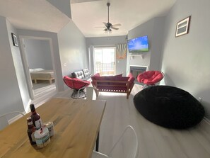 2 quartos, escrivaninha, ferros/tábuas de passar roupa