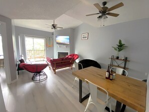 Smart TV, fireplace - Corporate Suite Midtown Wilmington (Wilmington)