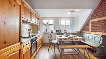 Frigorifero, microonde, forno, piano cottura