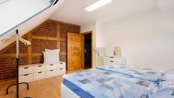 2 bedrooms, iron/ironing board, free WiFi, bed sheets