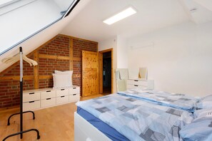 2 bedrooms, iron/ironing board, free WiFi, bed sheets