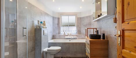Dusche, Haartrockner, Handtücher