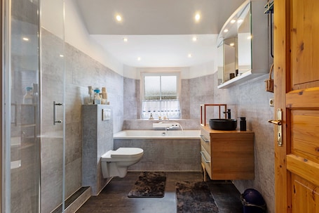 Shower, hair dryer, towels. Apartment 'Wohnung Auf Dem Dorf' with Wi-Fi