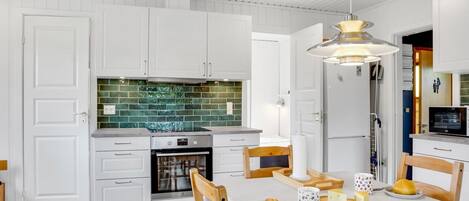 ثلاجة، ميكروويف، غسالة أطباق، كرسي للأطفال