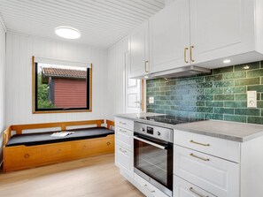 Refrigerador, microondas, lavavajillas, silla alta para bebés