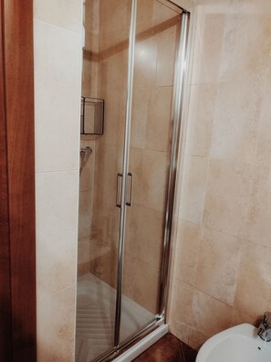 Hair dryer, towels, toilet paper - An ancient farmhouse for your holidays (Copparo)
