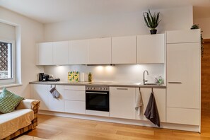 Frigorifero, forno, piano cottura, lavastoviglie