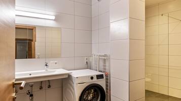 Dusche, Haartrockner, Handtücher