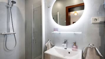 Chuveiro, secador de cabelo, toalhas de banho