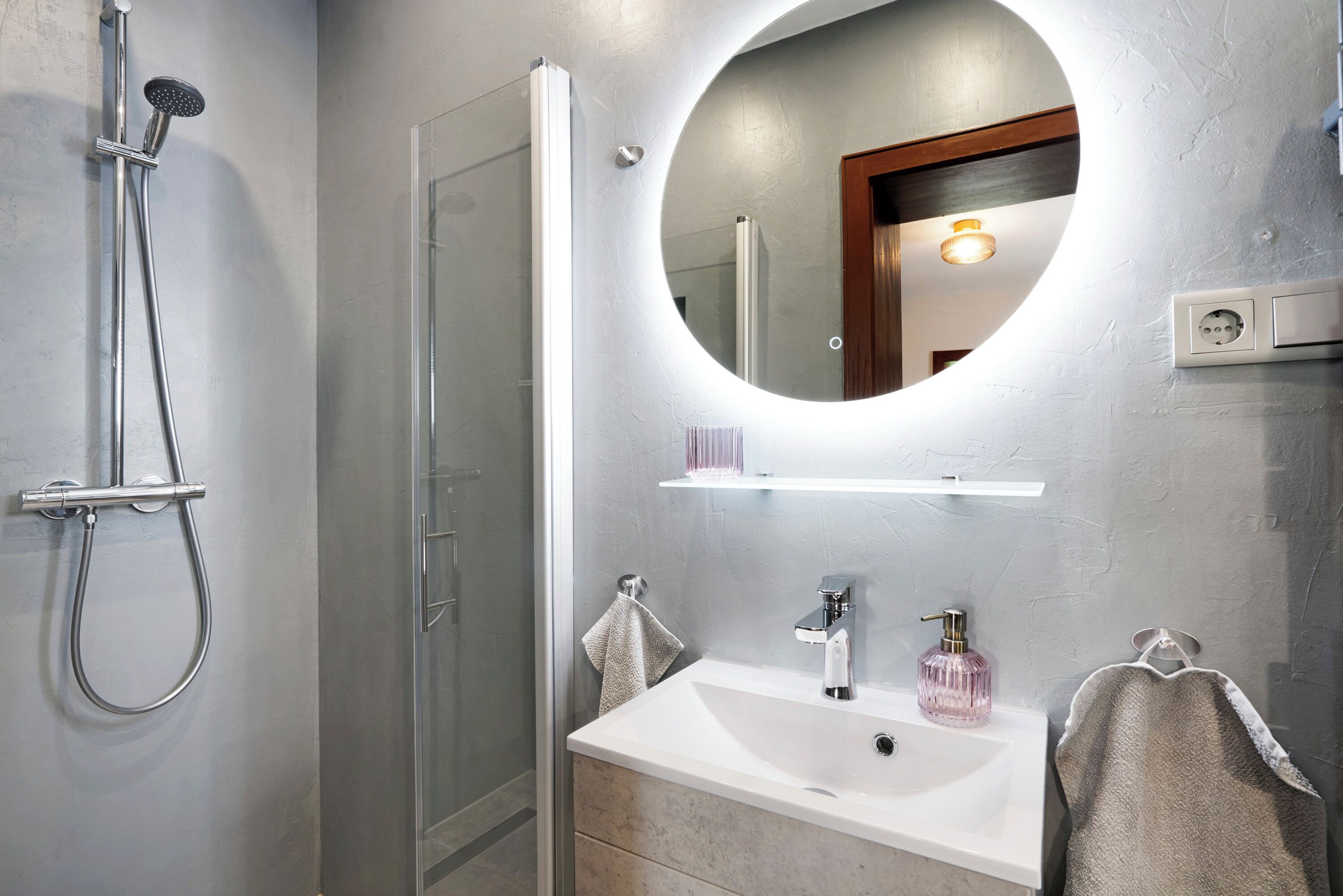 Ducha, secador de pelo, toallas