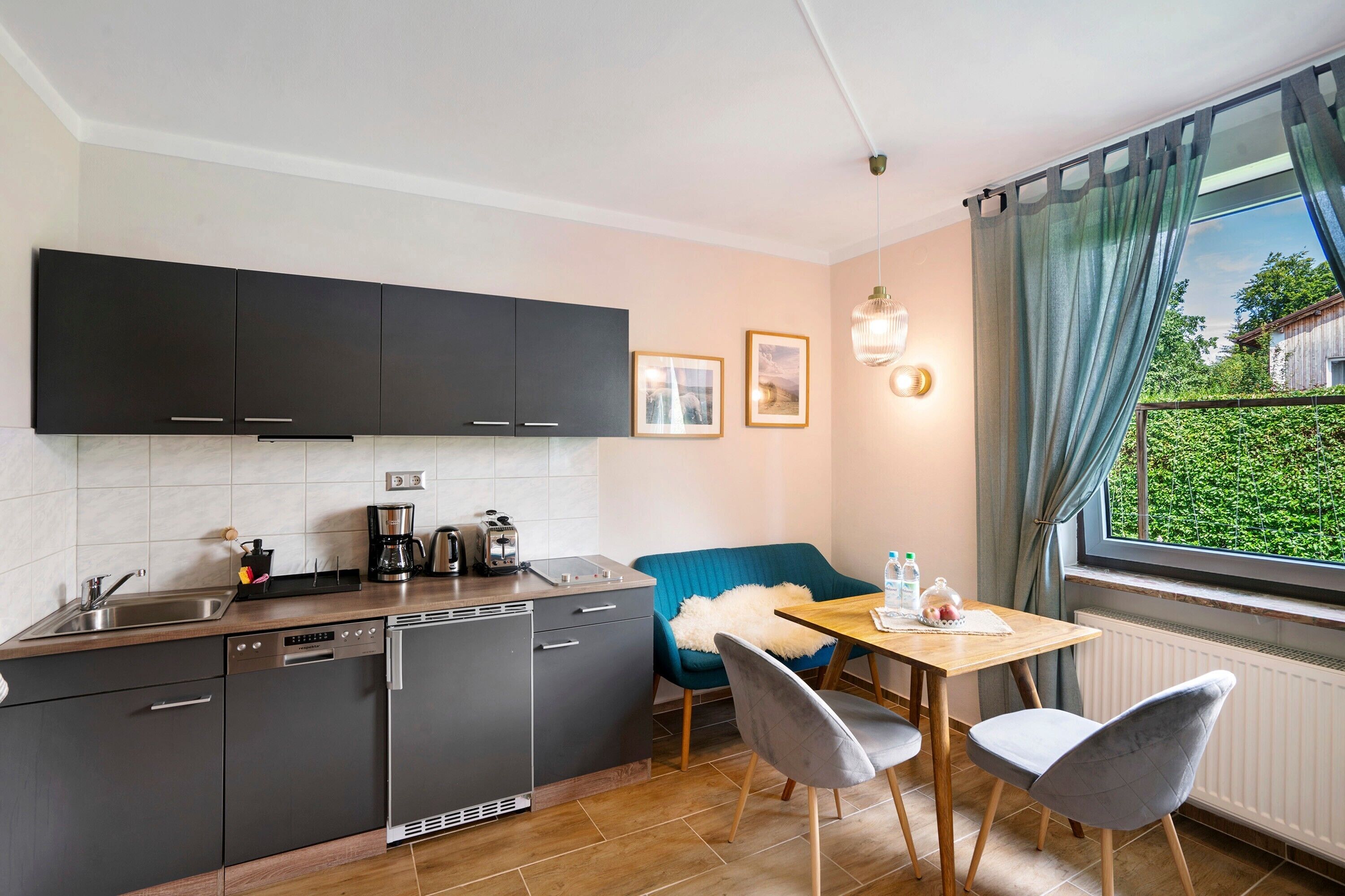 Jääkaappi, liesi, astianpesukone, kahvin-/teenkeitin