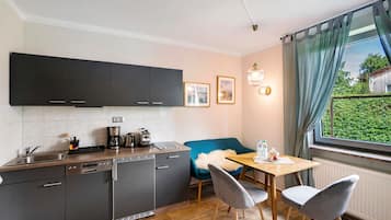 KylskÄp, spishÀll, diskmaskin och kaffe- och tebryggare