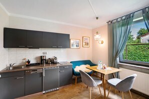 Jääkaappi, liesi, astianpesukone, kahvin-/teenkeitin