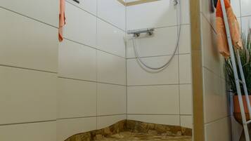 Dusche, kostenlose Toilettenartikel, Haartrockner, HandtĂŒcher