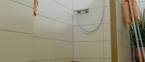 Regadera, amenidades de baño gratuitas, secadora de cabello, toallas