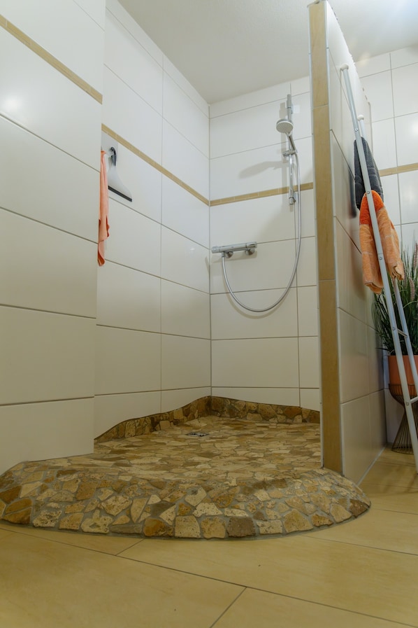 Dusche, kostenlose Toilettenartikel, Haartrockner, Handtücher