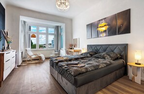 2 slaapkamers, een strijkplank/strijkijzer, gratis wifi, beddengoed