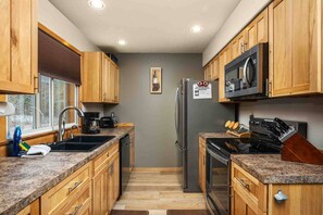 Kühlschrank, Ofen, Herdplatte, Wasserkocher mit Kaffee-/Teezubehör