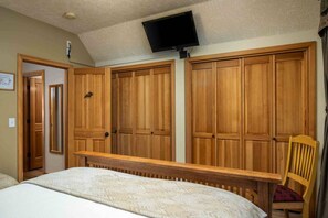 5 bedrooms, iron/ironing board, travel crib, free WiFi