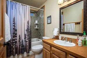 Chuveiro, banheira de hidromassagem, secador de cabelo, toalhas de banho