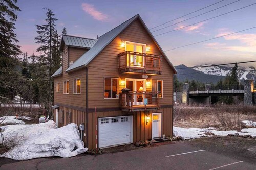 Fantastic Chalet in the Heart of Government Camp, Walk to Skiing, Sledding, Dining, & Entertainment