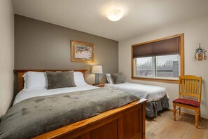 5 quartos, ferros/tábuas de passar roupa, berço de viagem