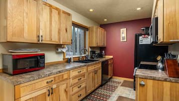 ثلاجة، فرن، موقد طهي مسطح، ماكينة لصنع القهوة/الشاي