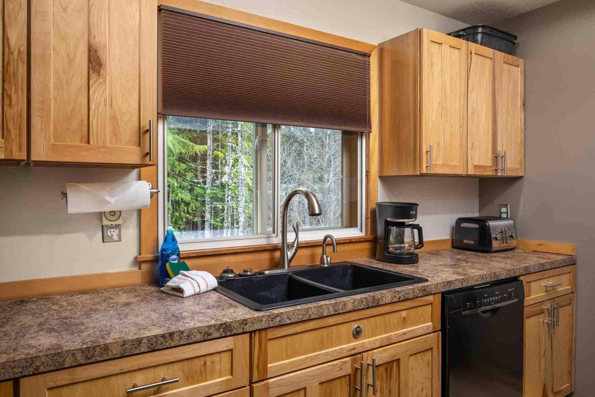 ثلاجة، فرن، موقد طهي مسطح، ماكينة لصنع القهوة/الشاي